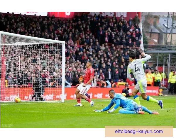 英超卢顿对阵曼城的比赛中，曼城状态回暖，表现稳健。